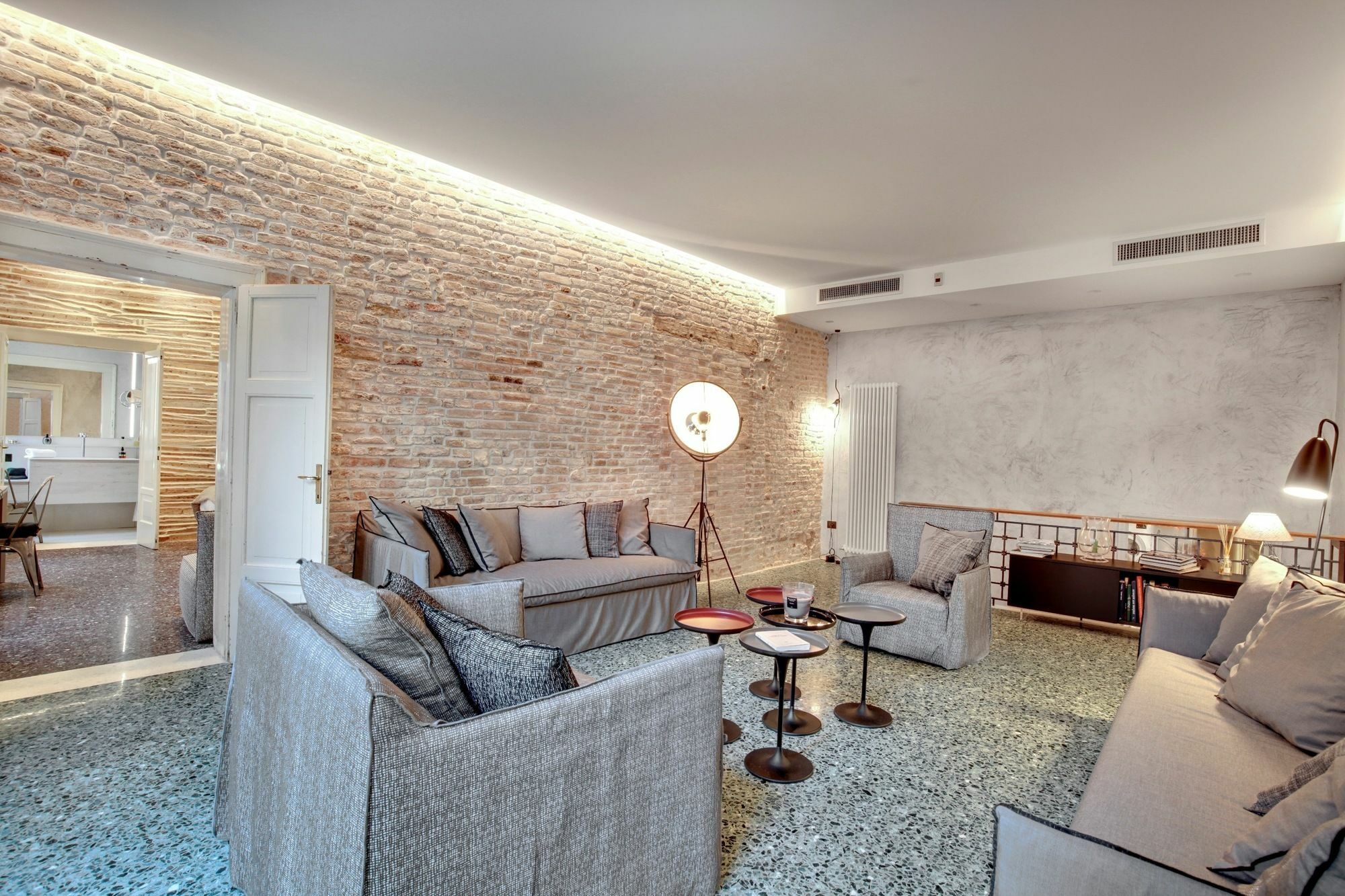 Stunning Modern In The Heart Of Venecia